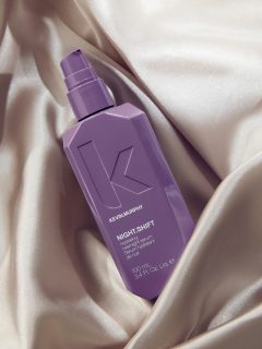 🌙✨ 𝗡𝗘𝗪 𝗡𝗘𝗪 𝗡𝗘𝗪 ✨🌙
NIGHT.SHIFT – Overnight Succes

Maak kennis met het nieuwe hydraterende nachtserum van KEVIN.MURPHY! Jouw droomhaar begint vannacht! ✨

⭐️ 12 uur lang intensieve hydratatie 
⭐️ 94,2% minder pluis 
⭐️ 3,7x beter handelbaar haar
⭐️ 2x sterker haar & minder haarbreuk

En dat terwijl jij slaapt! 😴✨

#kevinmurpybenelux #nightshift #overnightserum #lovelm #lintsenkappers