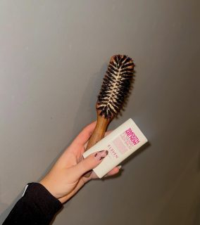 Using Smooth Me Now Flyaway Hair Balm with a brush for perfect hair π±πΌββοΈβ¨
#elevenaustralia#sheabutter#arganoil #smootingbrush#fleekhair