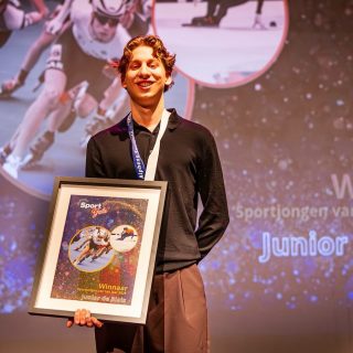 Lintsen Kappers is trots sponsor van Alphenaar Junior de Blois. Junior zit in het KNSB Talent Team en is elke dag bezig met beter worden. Hard trainen, veel leren en blijven doorgaan. Als beloning hiervoor is Junior recent ook verkozen tot βSportjongen van het jaarβ van Alphen aan den Rijn, gefeliciteerd!
Junior komt vanuit het shorttracken. Dat is een andere wereld: Kort, fel & veel actie. Toch heeft Junior de keuze gemaakt om helemaal voor de langebaan te gaan. Dat is best een omschakeling, maar hij heeft er duidelijk zin in. Hij wilde iets nieuws, een nieuwe uitdaging. Een recente schouderblessure heeft het laatste zetje in de rug gegeven om definitief de overstap naar het langebaanschaatsen te maken.
Wat meteen opvalt aan Junior is dat hij kan sprinten. Hij heeft snelheid in de benen, komt snel op gang en kan echt hard rijden. Dat is een kwaliteit die je niet zomaar aanleert. Nu is het vooral de kunst om dat sprintgevoel steeds beter te combineren met de langebaan.
Het is mooi om als Alphens bedrijf een jonge sporter te helpen om door te groeien. Voor Junior betekent het vooral steun krijgen om zich volledig te kunnen richten op schaatsen en zijn ontwikkeling op de langebaan. Hier ondersteunen wij Junior graag bij en daarom sponsort Lintsen Kappers de custom langebaan schoenen! We wensen Junior veel succes!