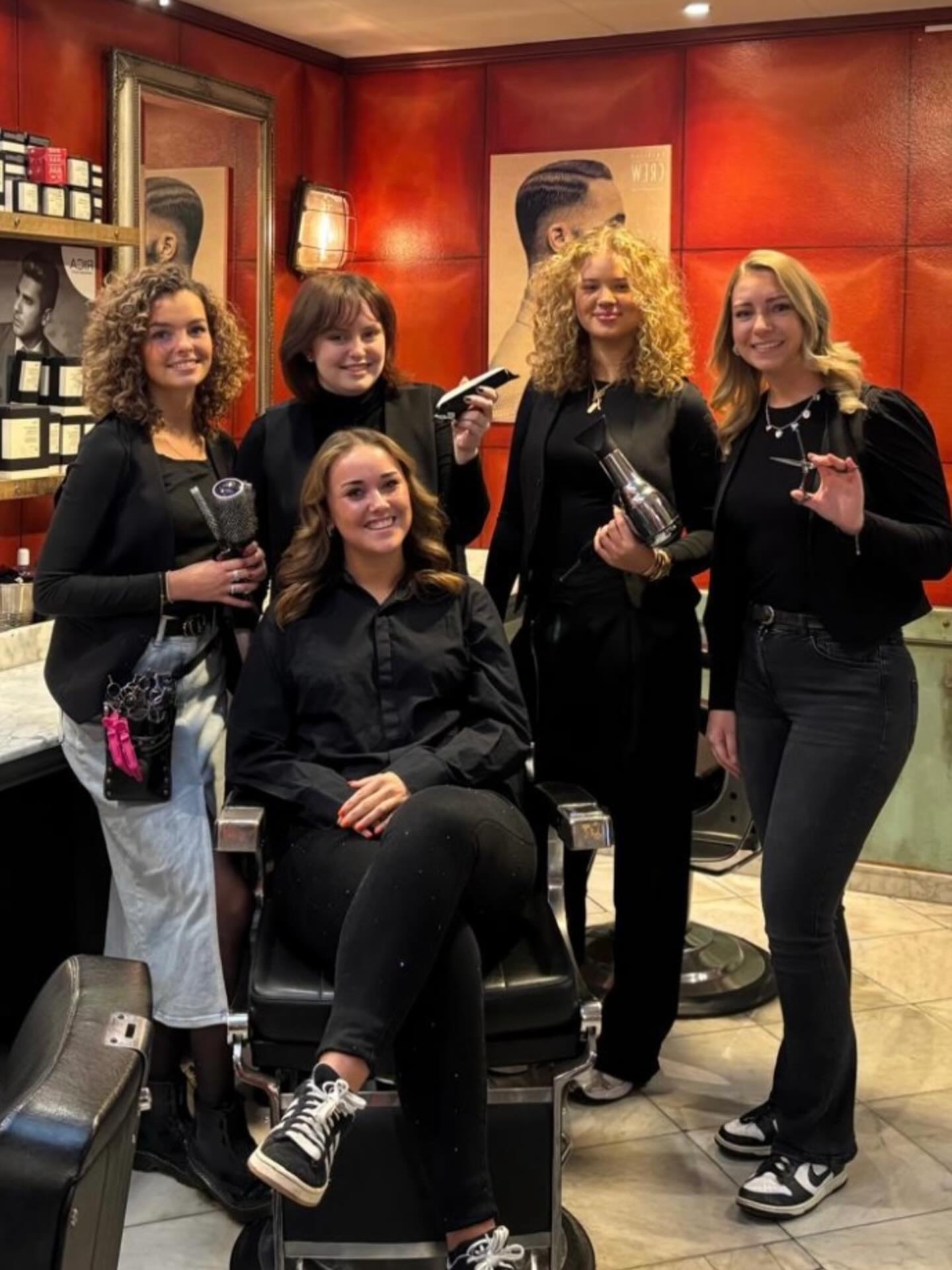 Sterke vrouwen. Mooie haren. Groot zelfvertrouwen. 💇♀️✨
Happy International Women’s Day! 💜
#InternationaleVrouwendag #HairGoals #SalonLife