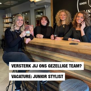✂️ Jouw carrière begint bij Lintsen Kappers!

Ben jij creatief, leergierig en gek op alles wat met haar te maken heeft? Dan zoeken wij jou! 💇‍♀️

Sinds 1957 staan we bij Lintsen Kappers voor vakmanschap, persoonlijke aandacht en nét dat stapje extra. In onze moderne salon werk je met topmerken, fijne collega’s en klanten die met een glimlach de deur uitgaan. Niet voor niets scoren we gemiddeld een 9,3 ⭐️.

Wij zoeken versterking:

👩‍🎓 Junior Stylist BBL/BOL – 1e, 2e of 3e jaar
Bij ons leer je het vak écht in de praktijk. Je draait mee in de salon, krijgt begeleiding van ervaren collega’s en volgt trainingen om jezelf verder te ontwikkelen.

Wat je bij ons kunt verwachten?
✨ Een hecht team met familiegevoel
✨ Ruimte om te leren en te groeien
✨ Trainingen in de salon
✨ Geen koopavonden
✨ Vrij op zondag én maandag

☕ Eerst even sfeer proeven? Loop gerust binnen voor een kop koffie!

Bekijk de vacature via de link in bio.

📩 info@lintsenkappers.nl
📍 Van Nesstraat 33, Alphen aan den Rijn

#vacature #kappersvacature #juniorstylist #haarstylist #alphenaandenrijn