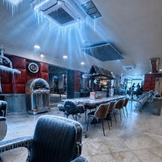Buiten is het 37 graden, maar bij ons binnen is het Coupe Noordpool! ❄️💇‍♀️😉

Onze airco draait overuren, de stoelen zijn lekker koel en jij hoeft alleen maar plaats te nemen. Dus smelt je buiten langzaam weg? Kom gezellig afkoelen in onze heerlijke airco gekoelde salon!

Wij zorgen voor een frisse coupe én een frisse temperatuur. 😉

#alphenaandenrijn #kapper #airco #zomer #kapsalon