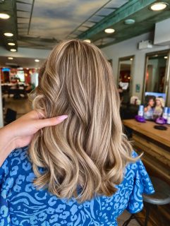 𝑆𝑢𝑚𝑚𝑒𝑟 𝑏𝑙𝑜𝑛𝑑𝑒 ☀️🏝️
Na een lange tijd geen highlights gezet te hebben, zijn we gegaan voor zomers blond!! 🤩
🏝️Geprept met K18 Peptide Prep & K18 Hair Mist.
🏝️Highlights & Face frame
🏝️Naturel blonde Gloss
🏝️Het haar verzorgt met K18 leave-in moleculair repair hair mask
🏝️Geknipt en Geföhnd met de Airstyler
#highlights #gloss #k18 #lintsenkappers